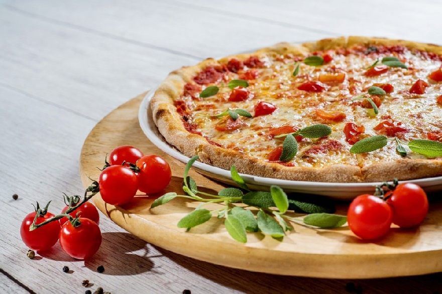 Leckere Ofenfrische Pizza wie bei der Pizzeria Nostra mit schnellen Lieferservice in Bamberg. Die leckere italienische Holzofen Steinofen Pizza ist sehr lecker zum Essen und genießen.